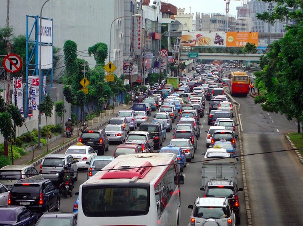 Kendaraan berbahan bakar fosil memerlukan pengaturan emisi gas buagnya. Ilustrasi kemacetan yang terjadi di Jakarta. Foto: Sapariah Saturi/Mongabay Indonesia