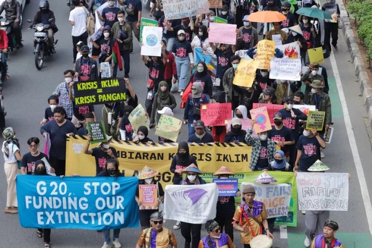 Aktivis lingkungan dari berbagai daerah di pulau Jawa melakukan aksi unjuk rasa bertajuk Pawai Youth20ccupy: Voice of The Future di Jakarta, Kamis (21/7/2022). Foto: Dok.MPI/Faisal Rahman