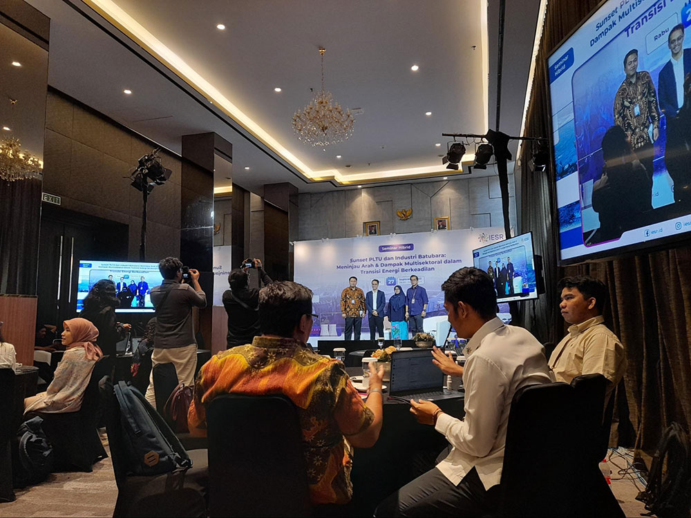 Para pembicara dalam seminar ini melakukan foto bersama / Eties Kurniawati / Coaction Indonesia