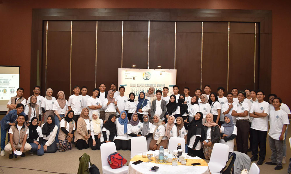 Foto bersama para panitia, peserta, dan narasumber/Panitia Green Jobs Workshop Jakarta 