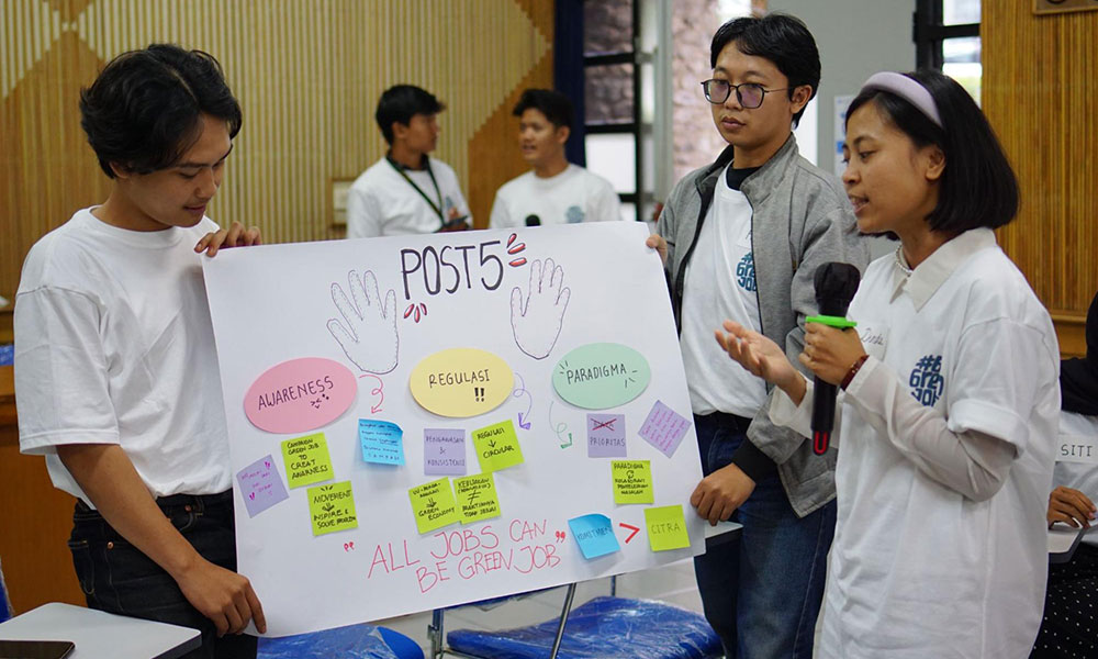 Paparan hasil diskusi kelompok 5/Panitia Green Jobs Workshop Bandung
