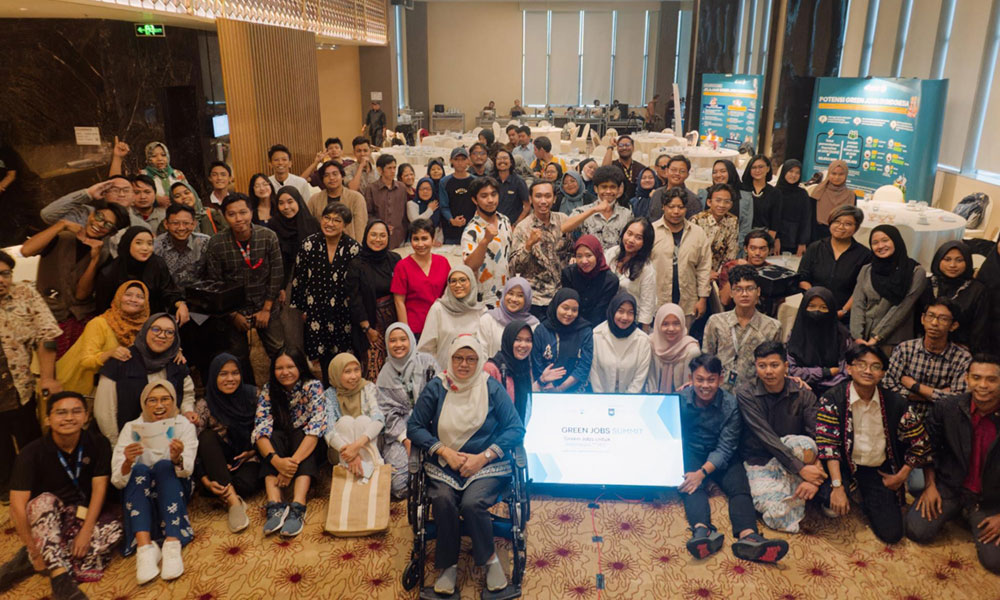 Foto bersama delegasi komunitas anak muda dan teman disabilitas serta para narasumber Green Jobs Summit 2023