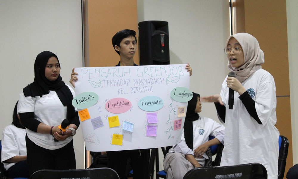 Paparan hasil diskusi Kelompok 1/Panitia Green Jobs Workshop Surabaya