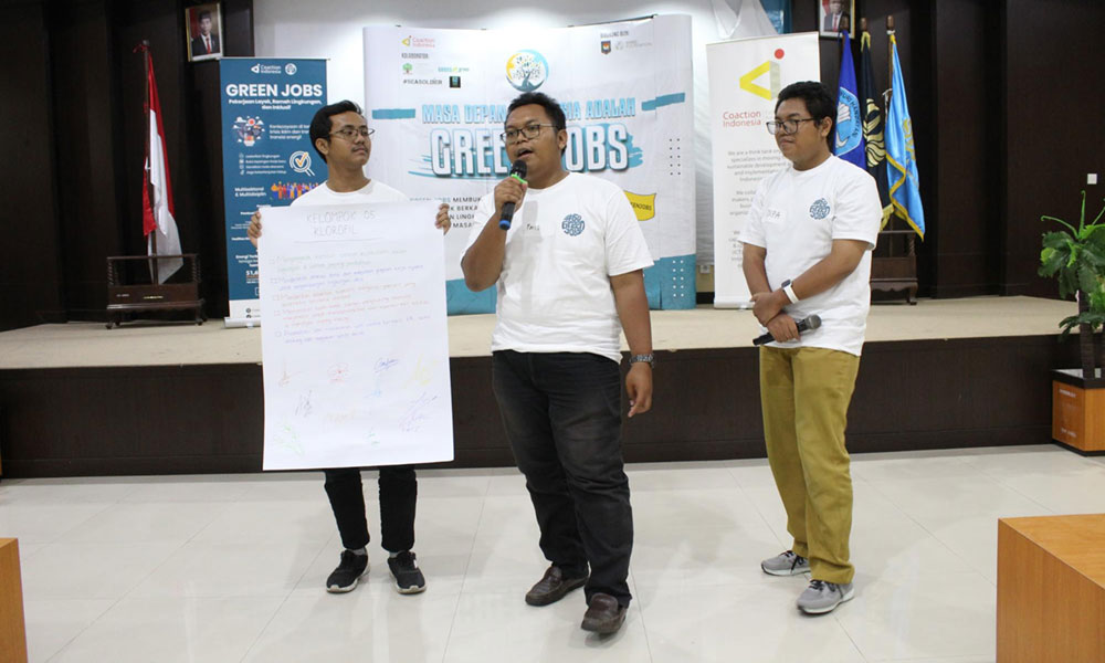 Paparan hasil diskusi Kelompok 5/Panitia Green Jobs Workshop Surabaya