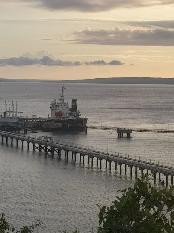 Pemandangan Pelabuhan Tenau, Kota Kupang di sore hari/Eties Kurniawati