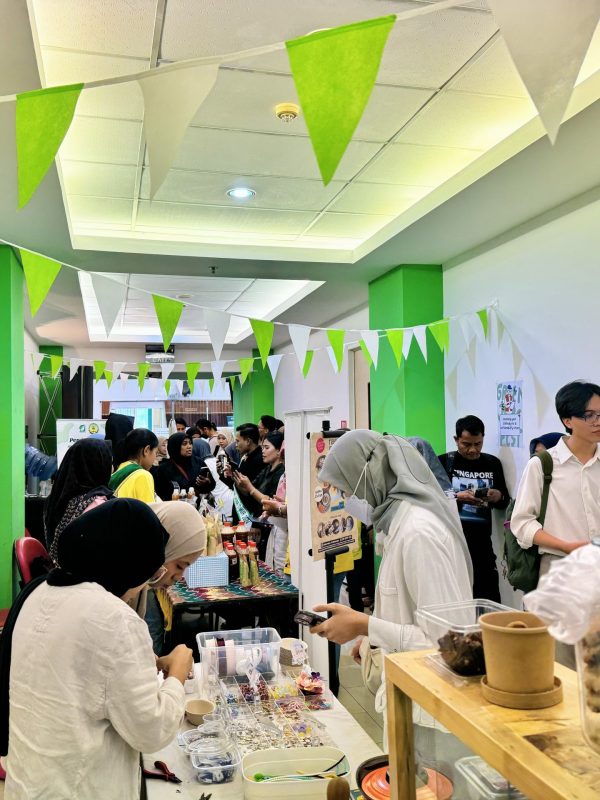 Peserta memenuhi area pameran UMKM dan komunitas di Green Jobs Festival 2024 Surabaya/Listia Masruroh