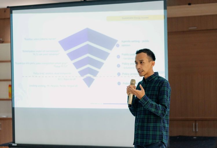 Rizqi Mahfudz Prasetyo, Staf Program Akses Energi Berkelanjutan Institute for Essential Services Reform (IESR), memberikan paparan mengenai kunci andil pemerintah dan komunitas kampus pada sebuah kampanye