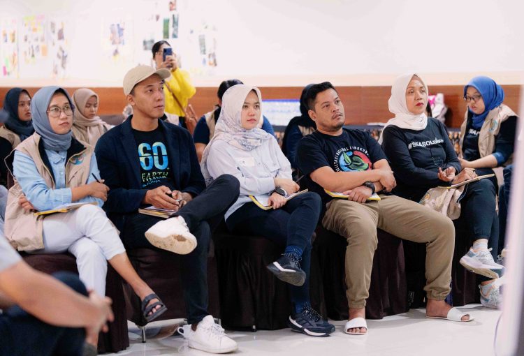 Agenda ditutup dengan presentasi pitch deck peserta yang dibagi atas 6 regional berbeda. Peserta, pada sesi ini mempresentasikan rancangan program Green Jobs berdasarkan potensi regional yang akan direalisasikan pada 28 Oktober 2023, memanfaatkan momentum Hari Sumpah Pemuda