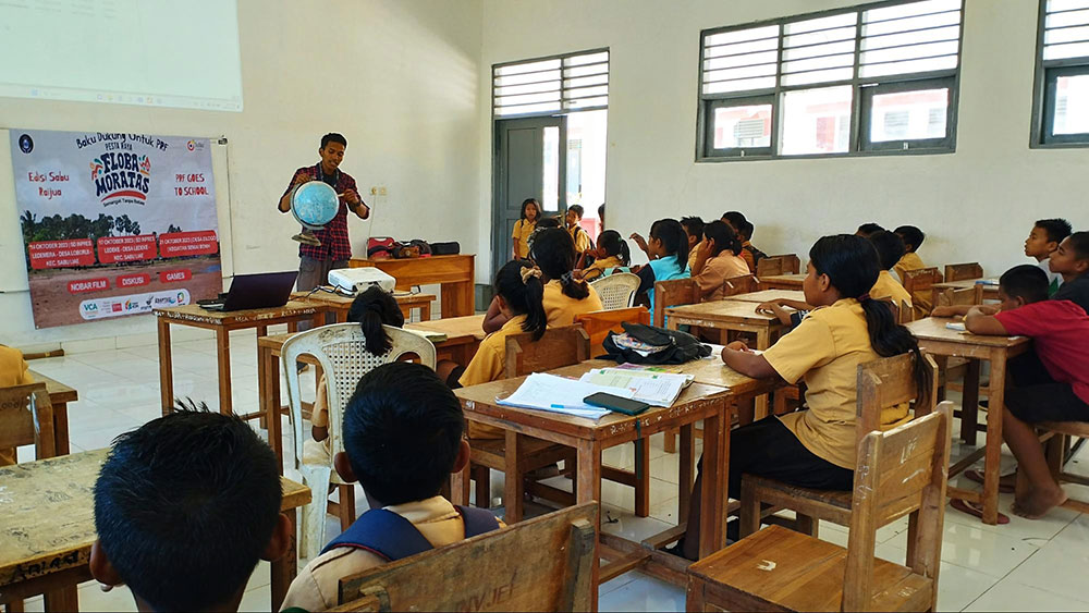 Kegiatan edukasi di SD I Ledeke-Ledeke, Kecamatan Sabu Liae sebagai salah satu kegiatan dalam praacara/Panitia PRF 2023