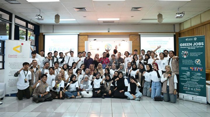 Foto bersama para panitia, peserta, dan narasumber/Panitia Green Jobs Workshop Bandung