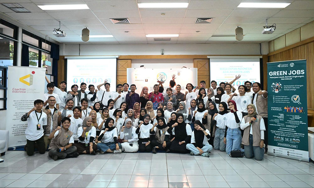 Foto bersama para panitia, peserta, dan narasumber/Panitia Green Jobs Workshop Bandung