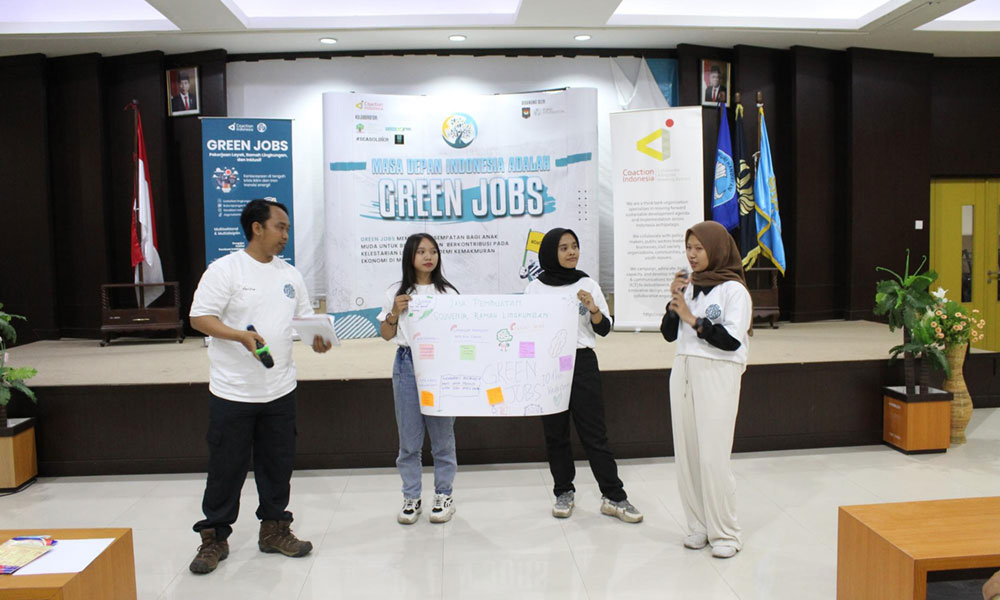 Paparan hasil diskusi Kelompok 4/Panitia Green Jobs Workshop Surabaya