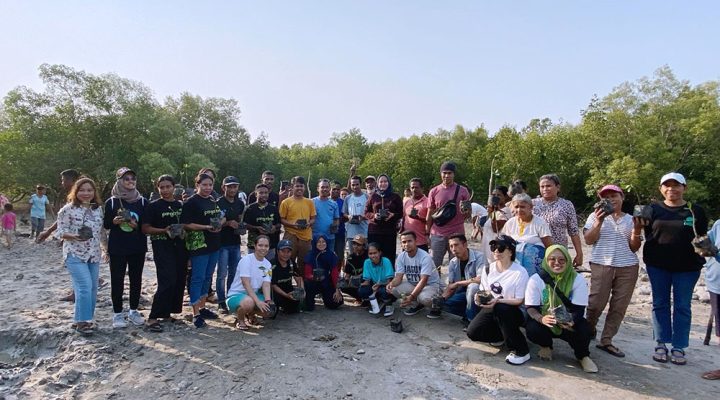 Foto bersama panitia Pesta Raya Flobamoratas dengan warga Desa Tanah Merah/Panitia PRF 2023