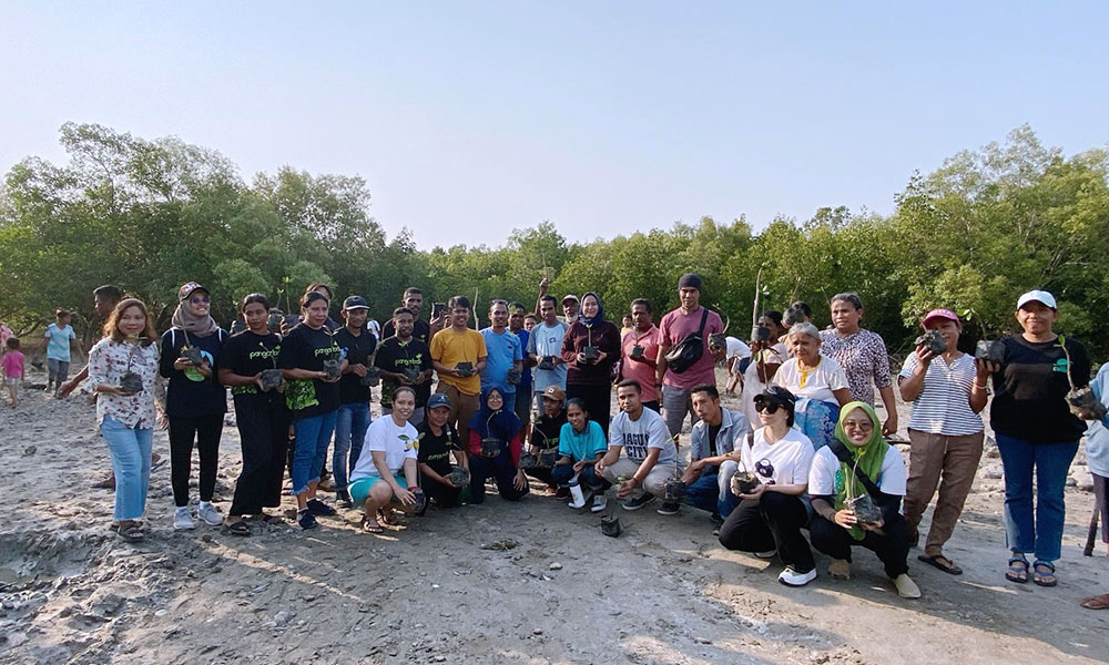 Foto bersama panitia Pesta Raya Flobamoratas dengan warga Desa Tanah Merah/Panitia PRF 2023