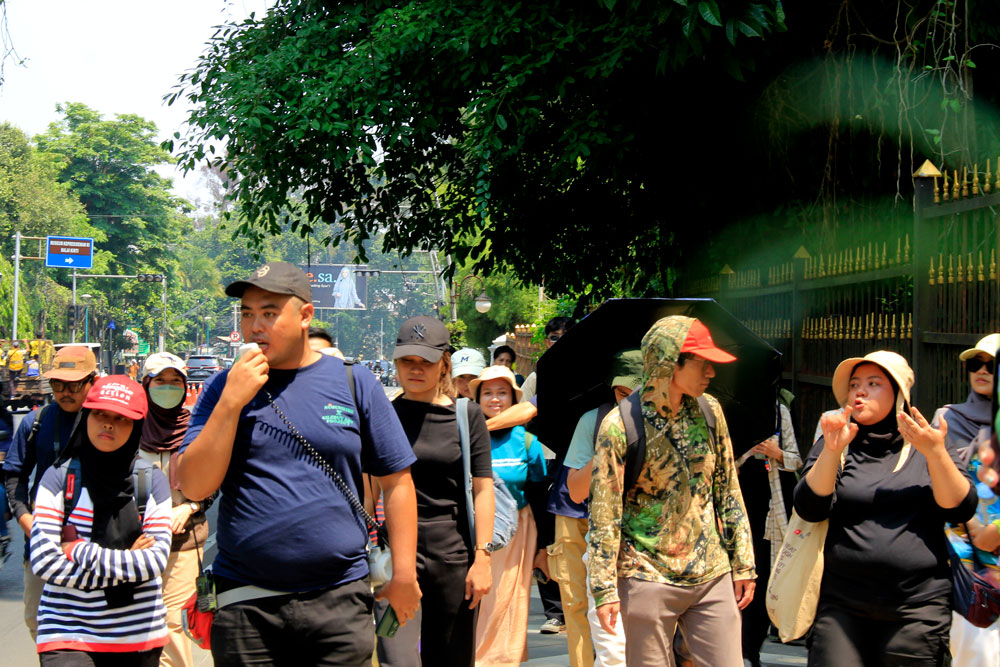 Seluruh peserta berjalan kaki menuju Kebun Raya Bogor/Nusunrise